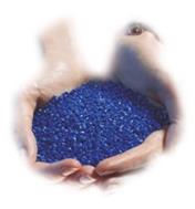 granulés plastiques bleus