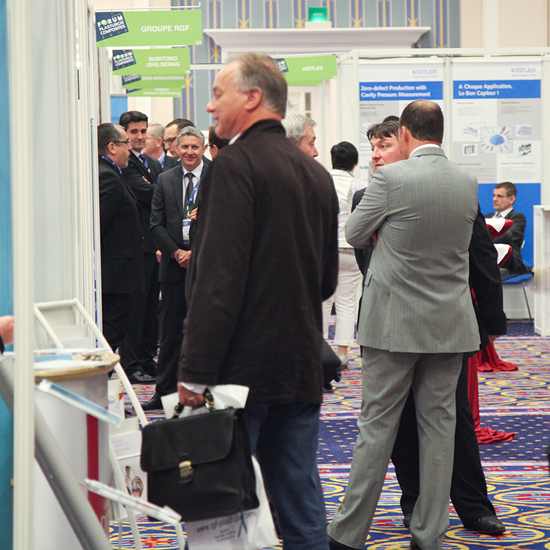 Discussions entre exposants dans les allées du salon