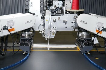 Smart fixture-free 2D sewing system with automatic fabric alignment