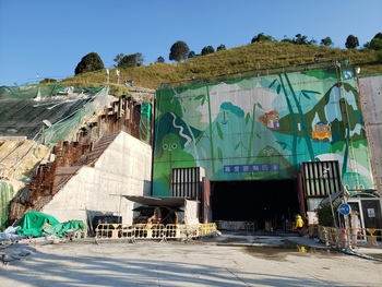 Blast resistant sprayed concrete lining for cavern development