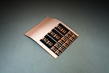 Flexible circuit board superior in high-speed transmission performance