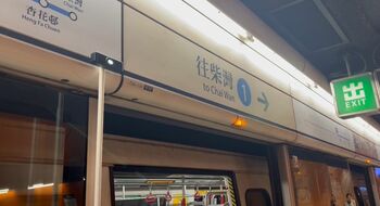 Smart inclusion: BLE-based door pre-closing indicator for hearing impaired persons