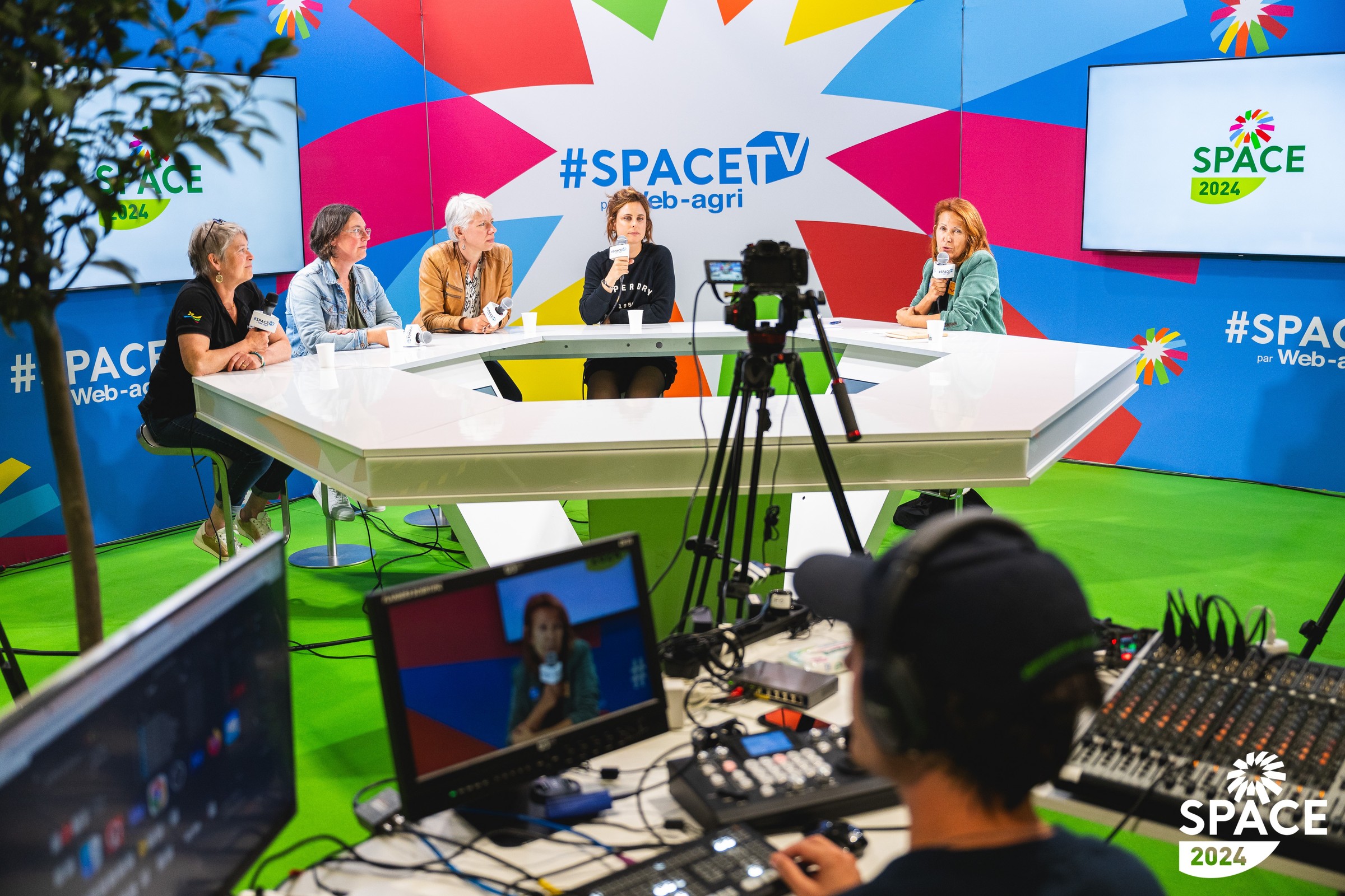 plateau-spacetv-2.jpg