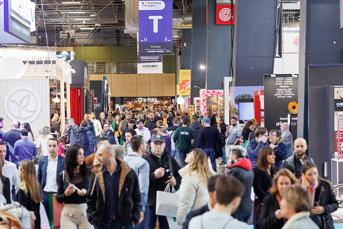 Visiteurs dans les allées
