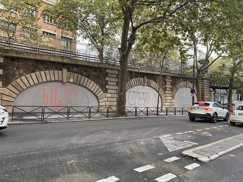 Droit dans le mur