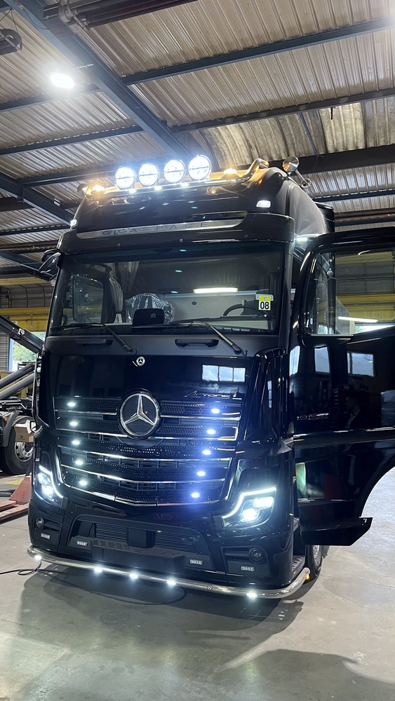 Camion poids lourd funéraire Mercedes