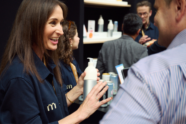 un visiteur et un exposant qui échangent ensemble dans la foule