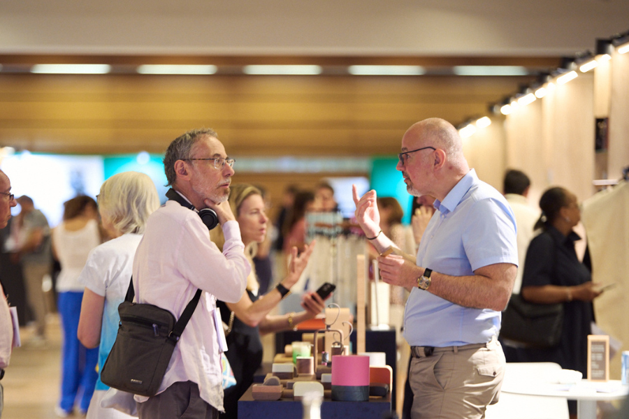un visiteur qui se fait interviewer par un média avec une caméra 