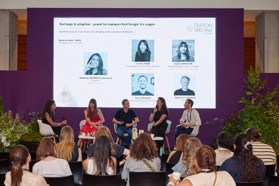 deux intervenantes speakers qui prennent la parole lors d'une conférence en salle de conférence
