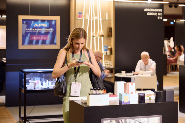 Un visiteur qui découvre et regarde les matériaux  éco-responsables qui sont exposés sur le salon