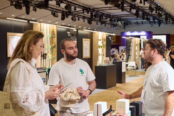 Un visiteur qui lit le guide de visite à l'entrée du salon