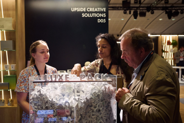 Visiteurs et exposants qui échangent sur un stand