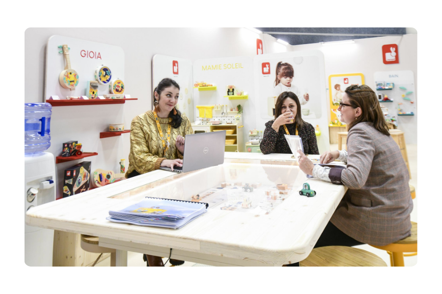 xposants et acheteurs lors du Preshow Noël Jouets & Jeux 2025 à Deauville