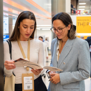 2 femmes entrain de regarder le papier