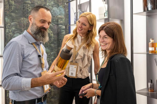 Visiteurs et exposants qui échangent sur un stand