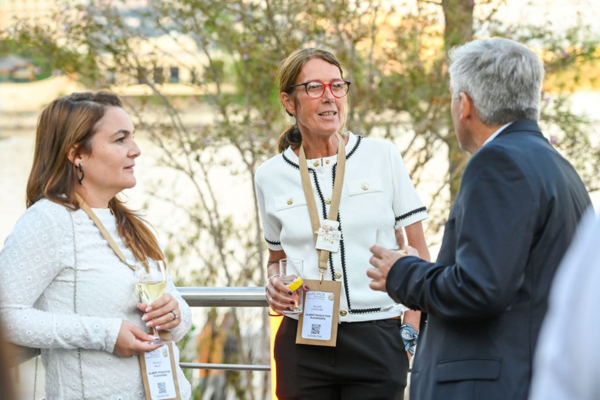 des gens qui trinquent lors d'une soirée professionnelle