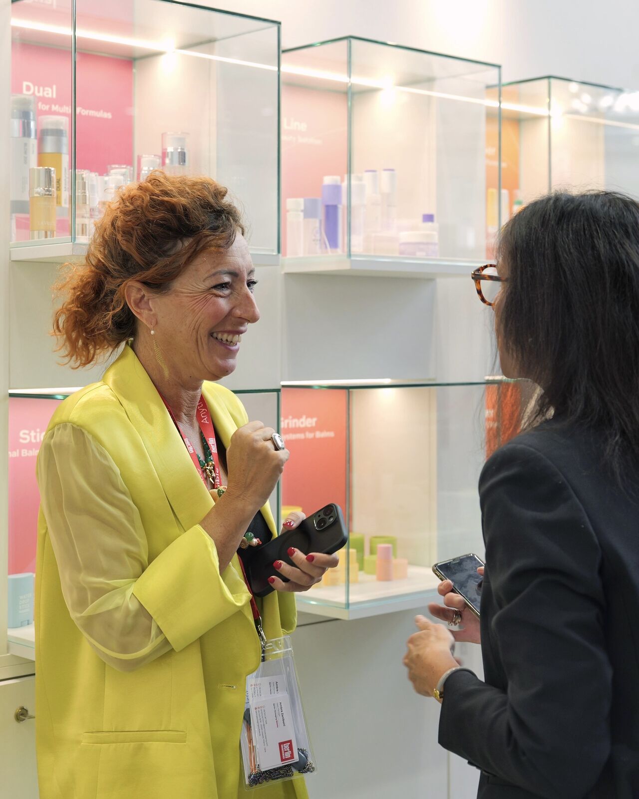 deux personnes qui sourient et qui discutent