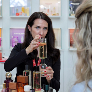 une personne présente son emballage