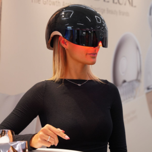 une femme teste un casque