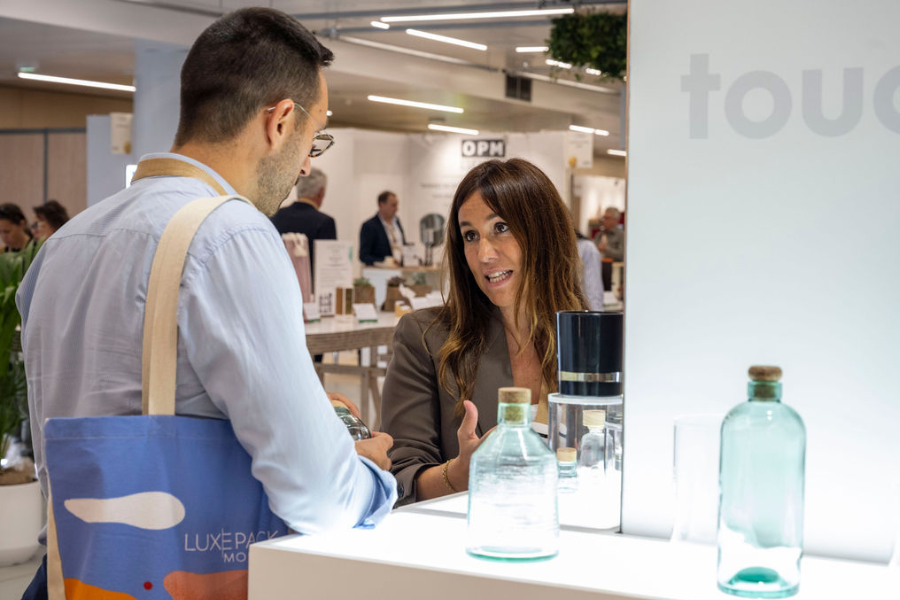 deux personnes entrain de parler dans un stand