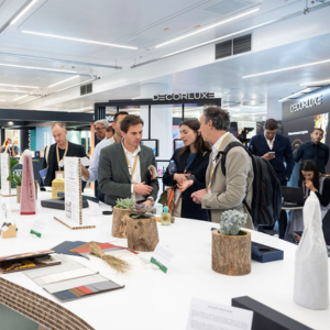 des personnes sont dans le luxe pack in green