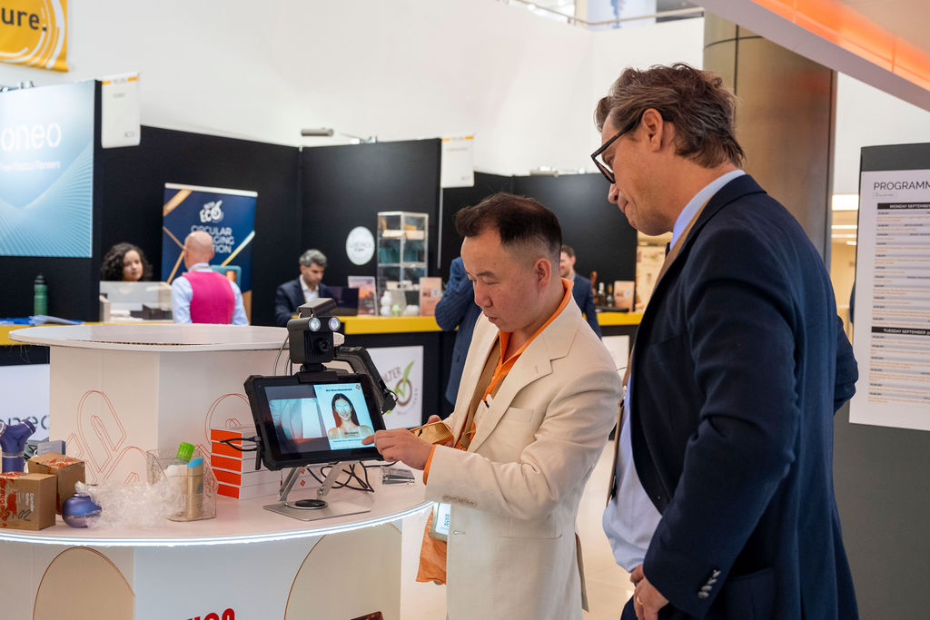 deux personnes qui utilisent une IA pour de la skincare