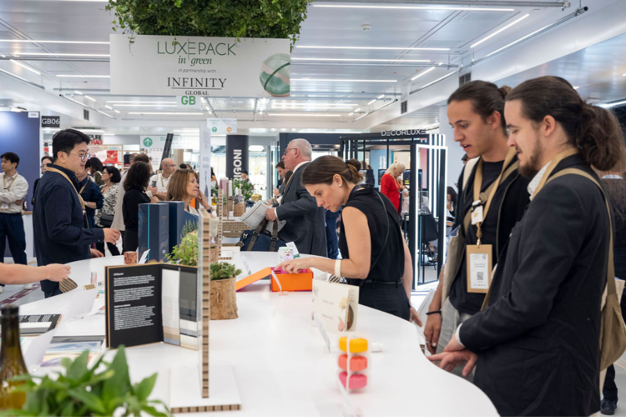 une exposition de produits responsables et durables avec des visiteurs qui regardent les étagères