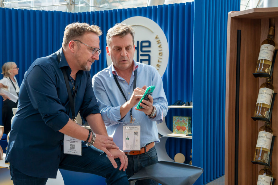 deux personnes qui se montrent les téléphones