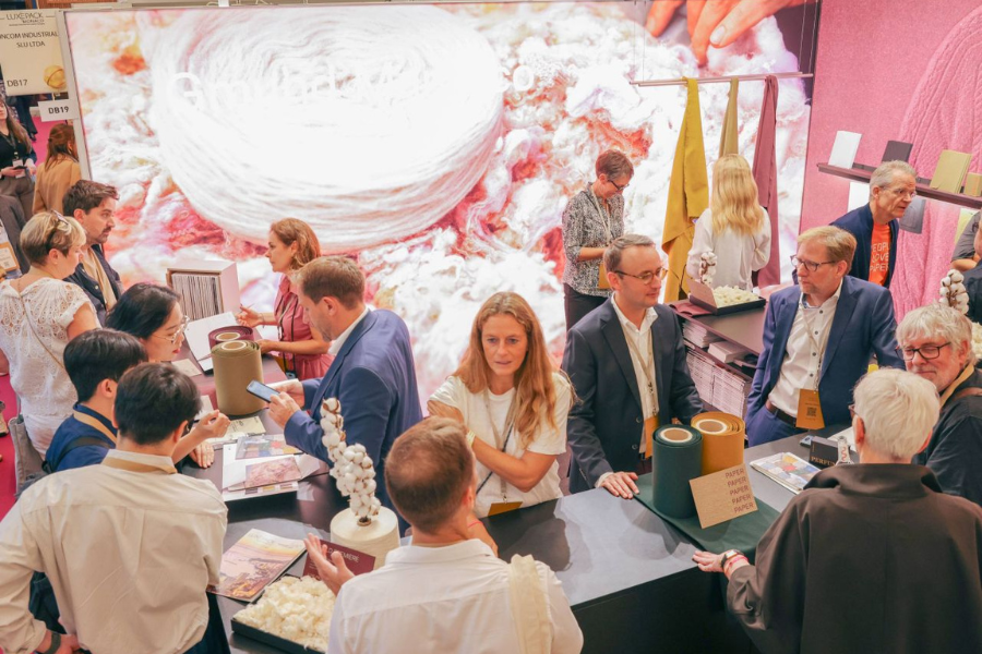 deux personnes qui sourient devant un ordinateur et qui discutent