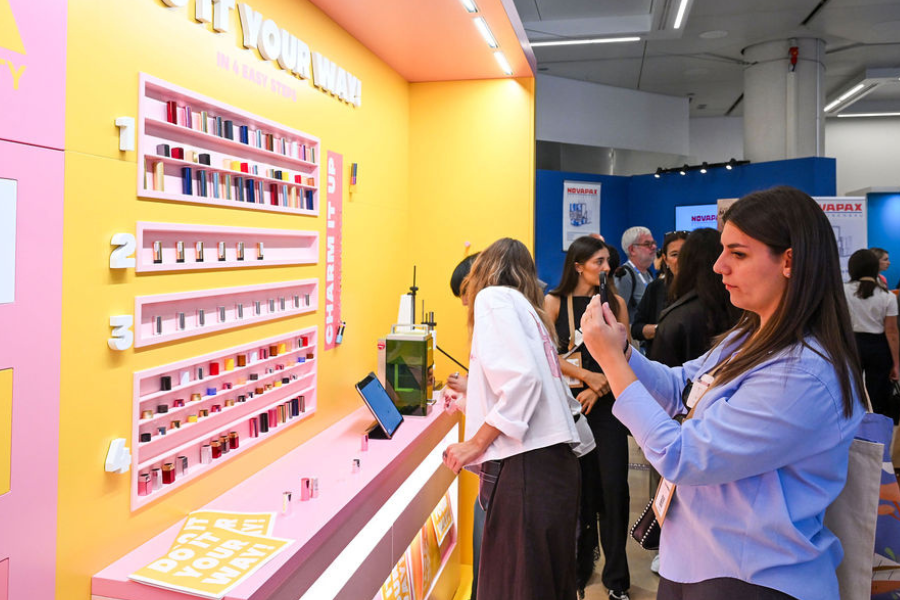 une femme prend en photo le stand