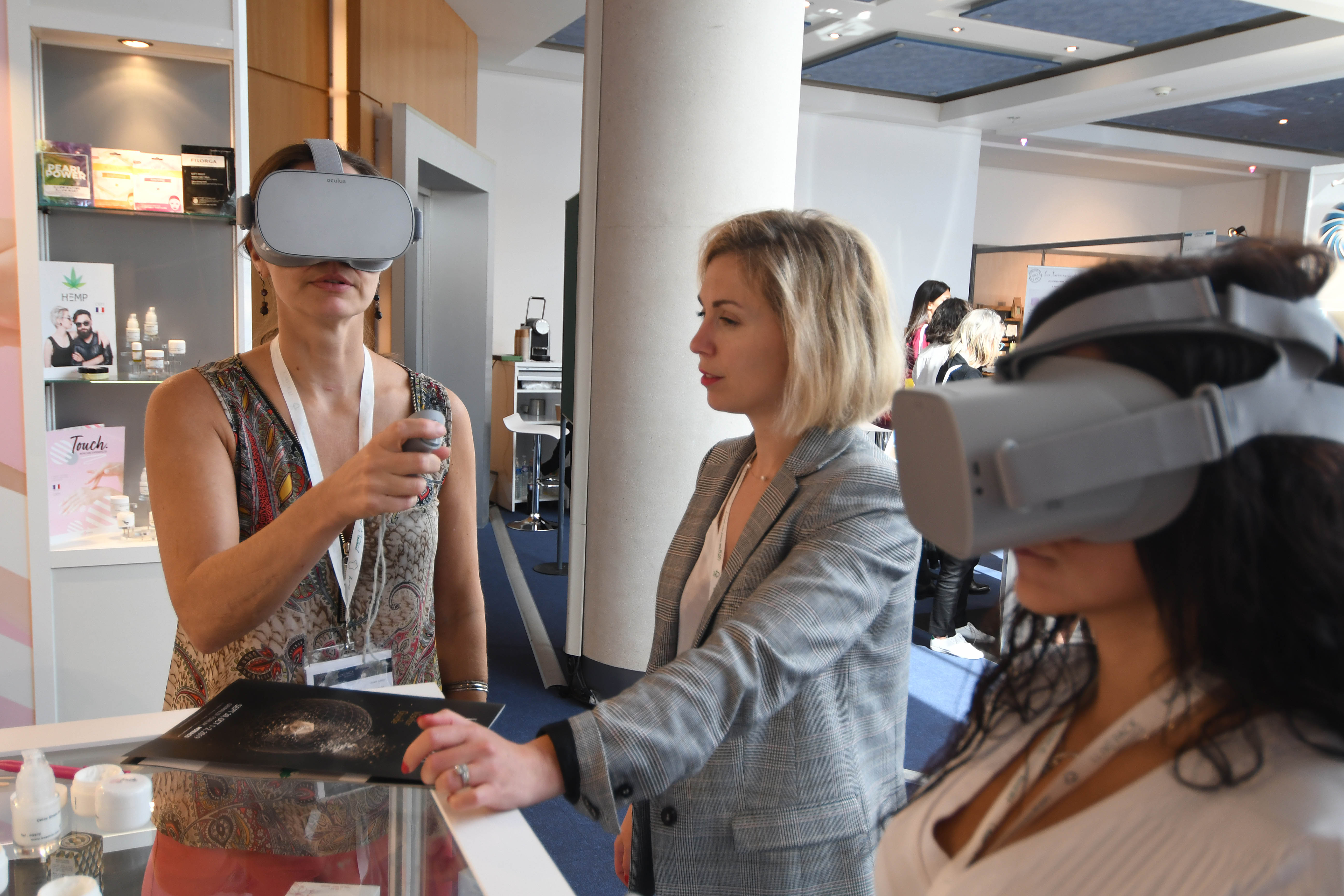 des visiteurs qui testent des produits innovants, qui symbolise le futur du packaging digital : des casques VR sur un packaging