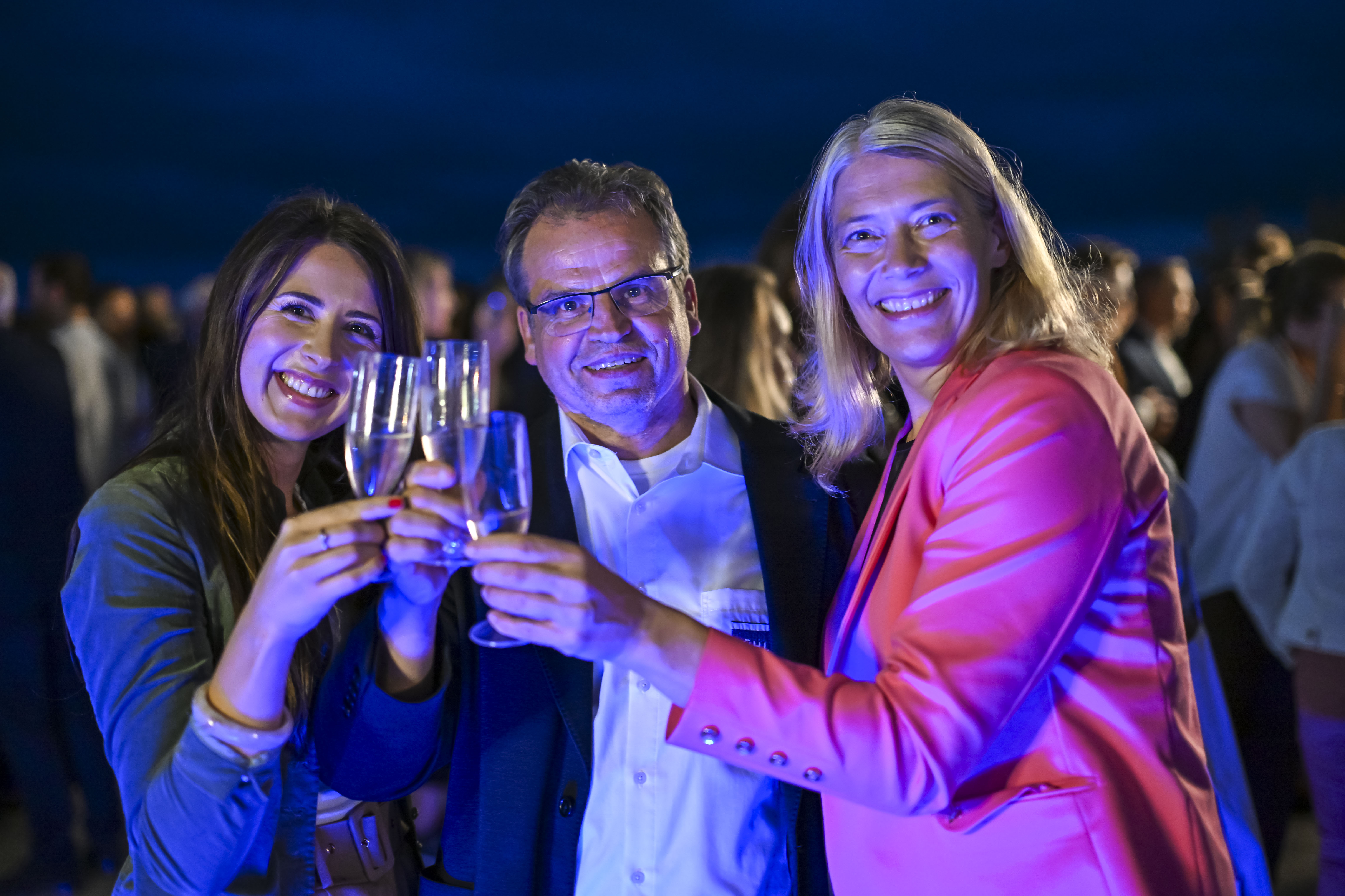des gens qui trinquent lors d'une soirée professionnelle