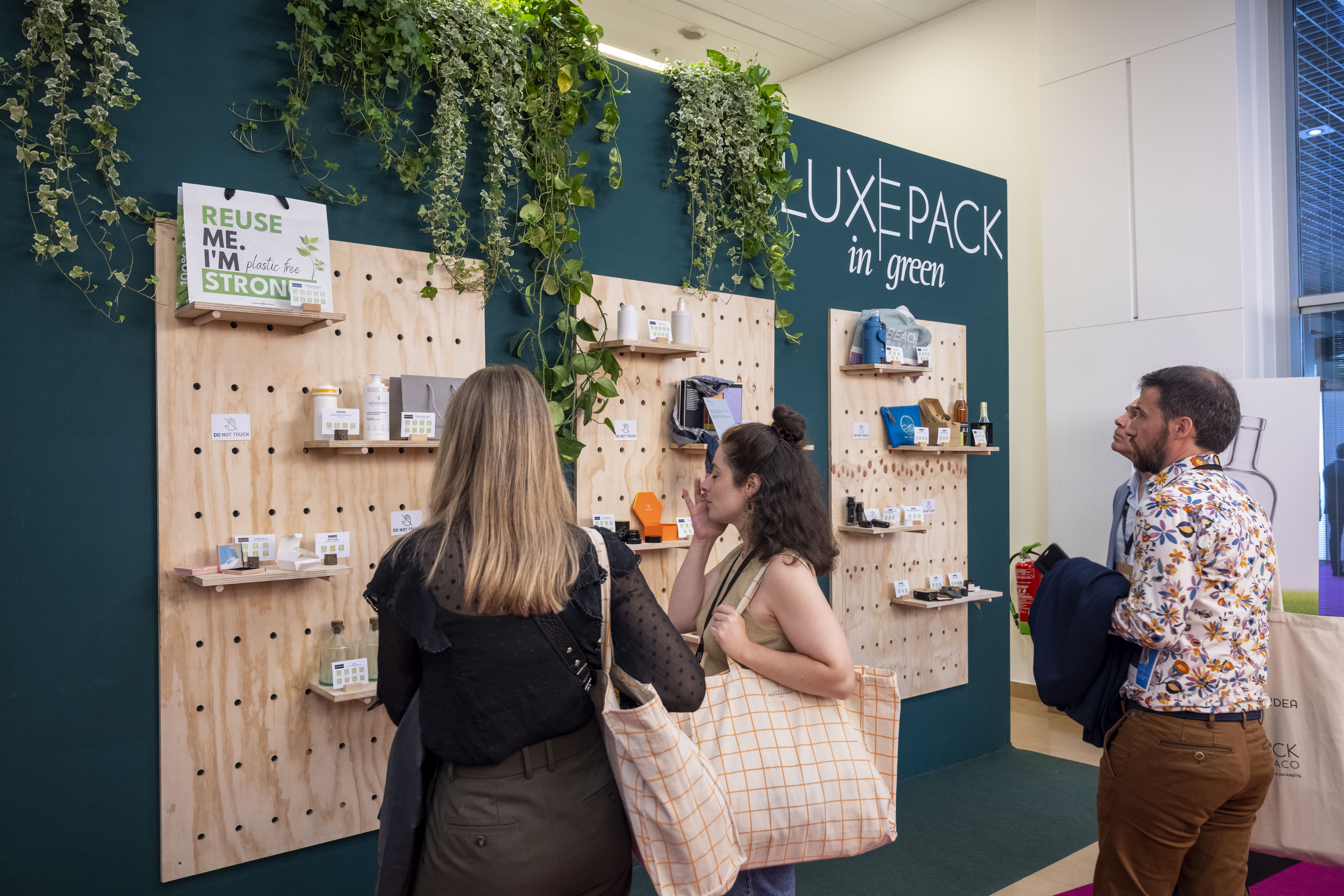 une exposition de produits responsables et durables avec des visiteurs qui regardent les étagères