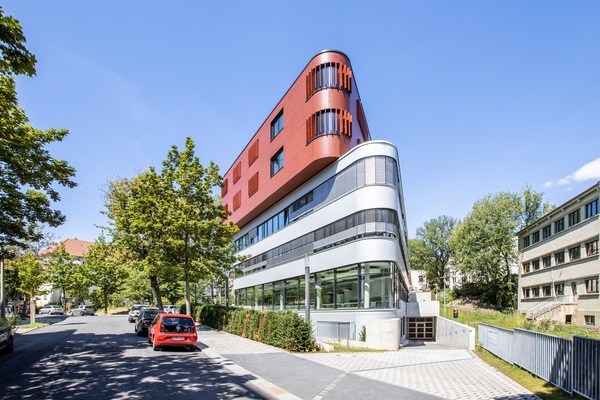 Naturtöne am Boden für nachhaltige, zukunftsorientierte Architektur