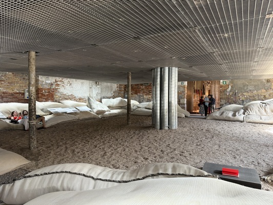 Beton überwinden. Bitumen verabschieden. GLAPOR-Systeme vom Boden bis zum Dach.