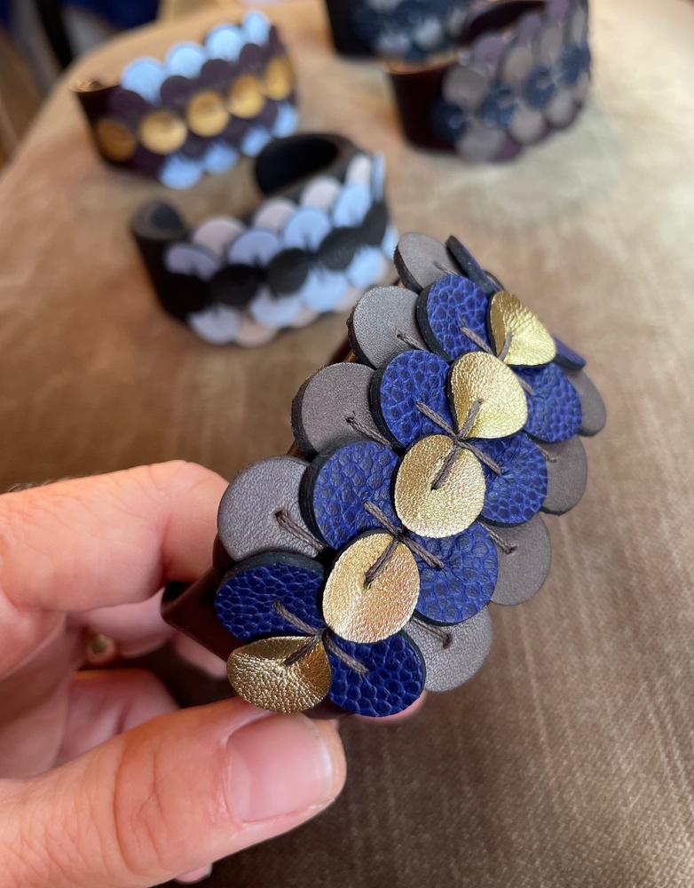 Bracelet en cuir, "Le Point d'Élégance"