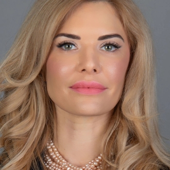 Viola Karoly
