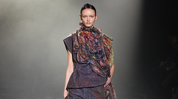 Epson y el diseñador Yuima Nakazato proponen un futuro más sostenible para la moda