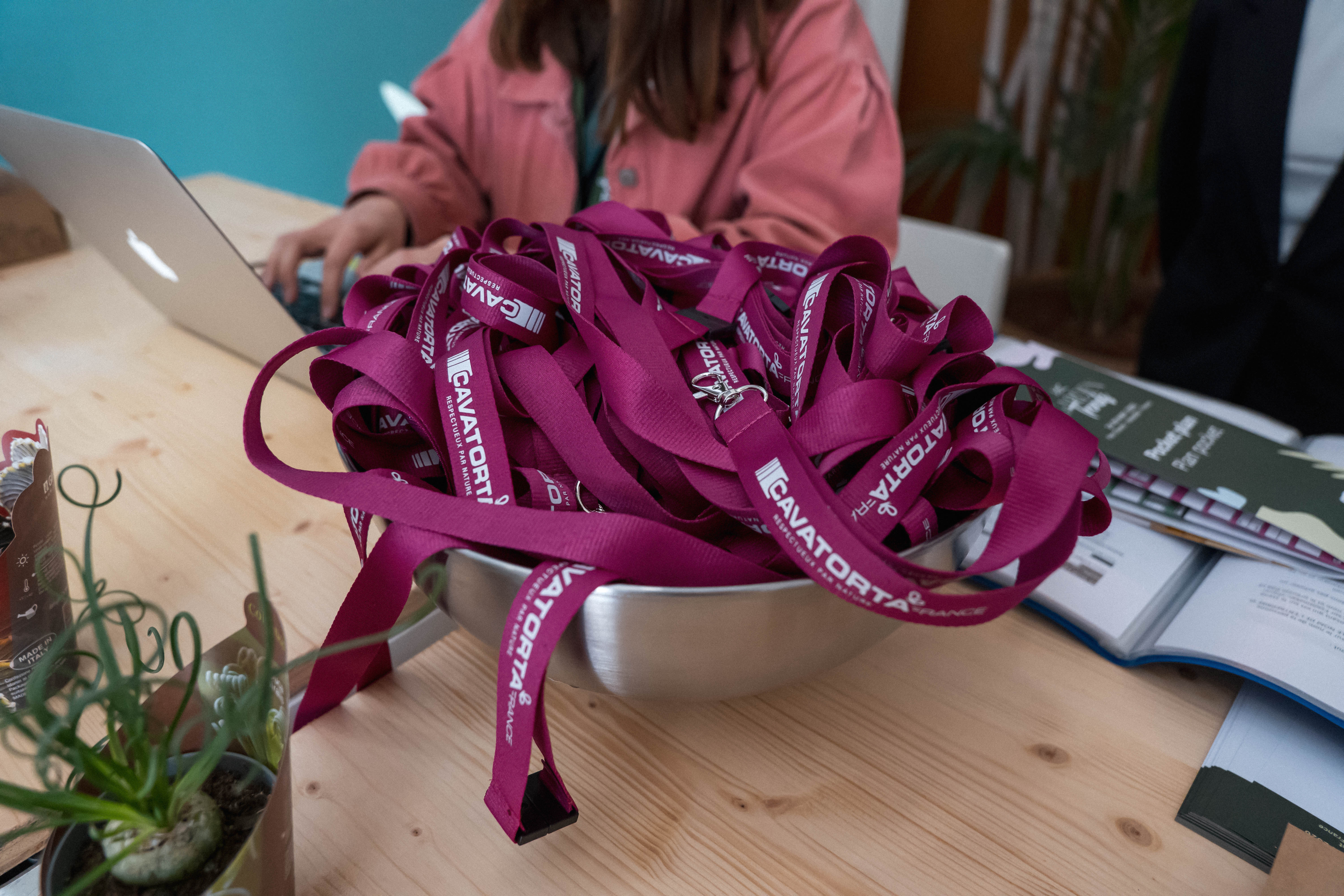 Un acheteur avec le sac du salon