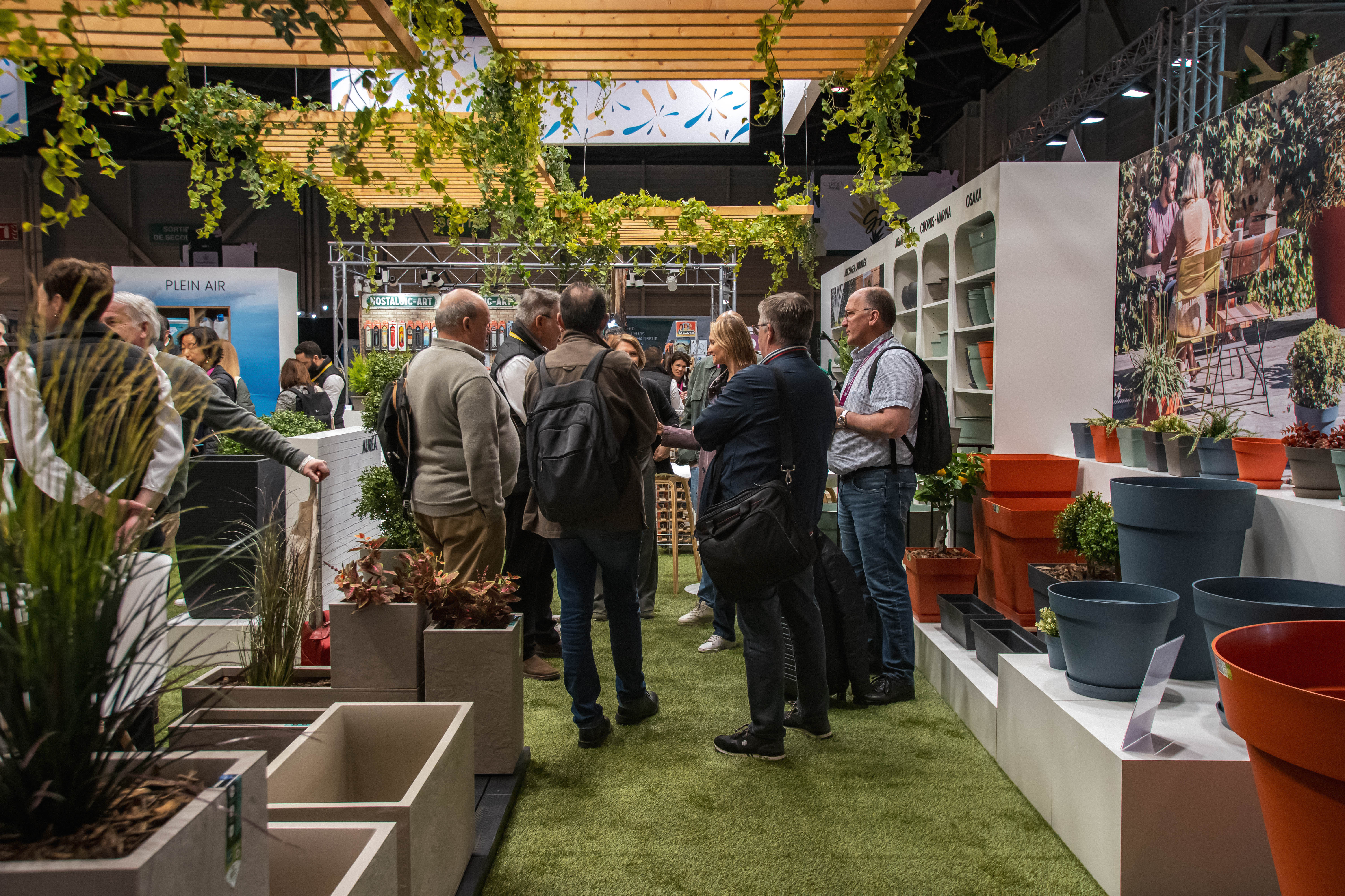 photo de l'allée exterieur du salon avec des exposants et acheteurs qui discutent sous le soleil