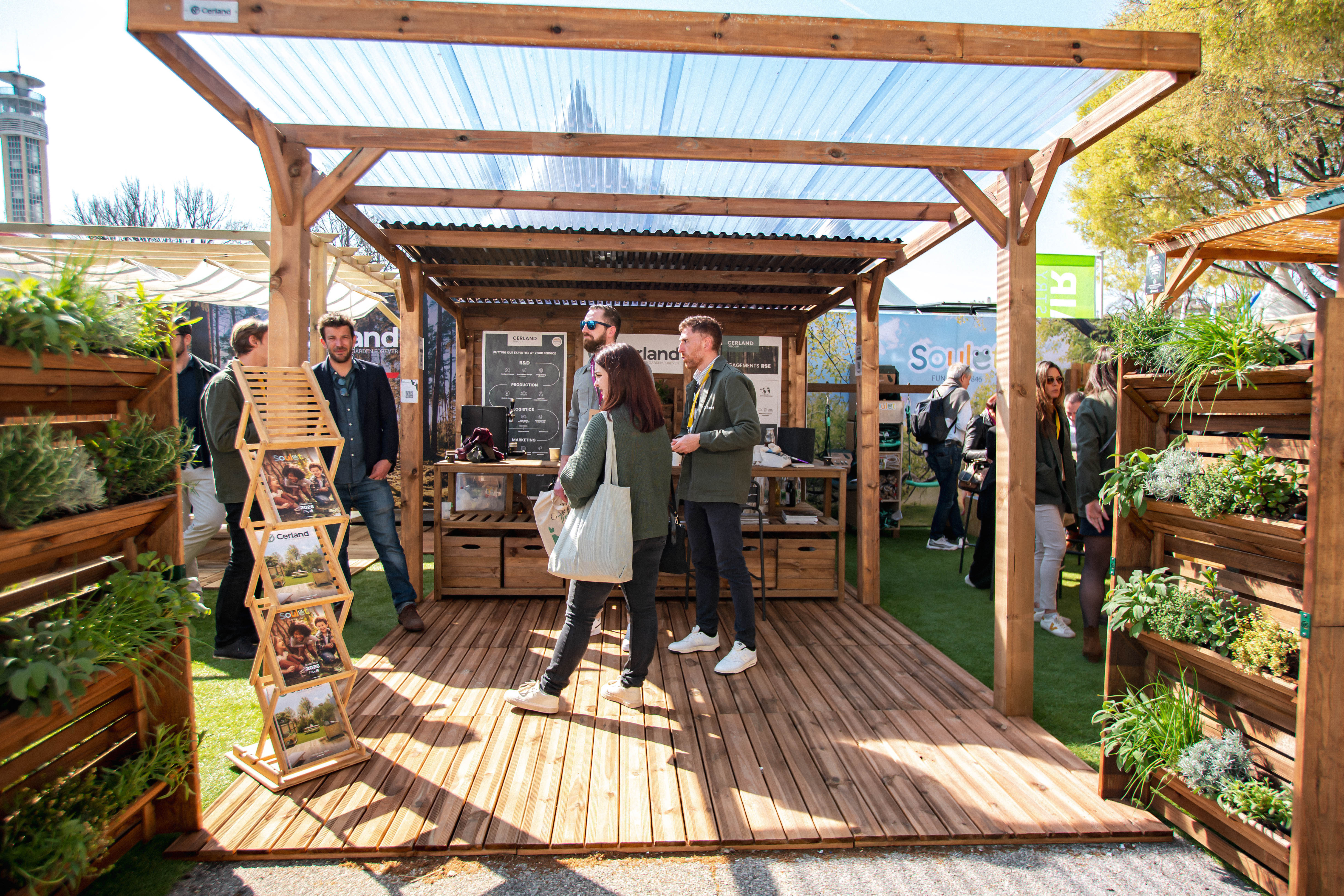 photo des allées du salon avec des exposants et acheteurs qui discutent