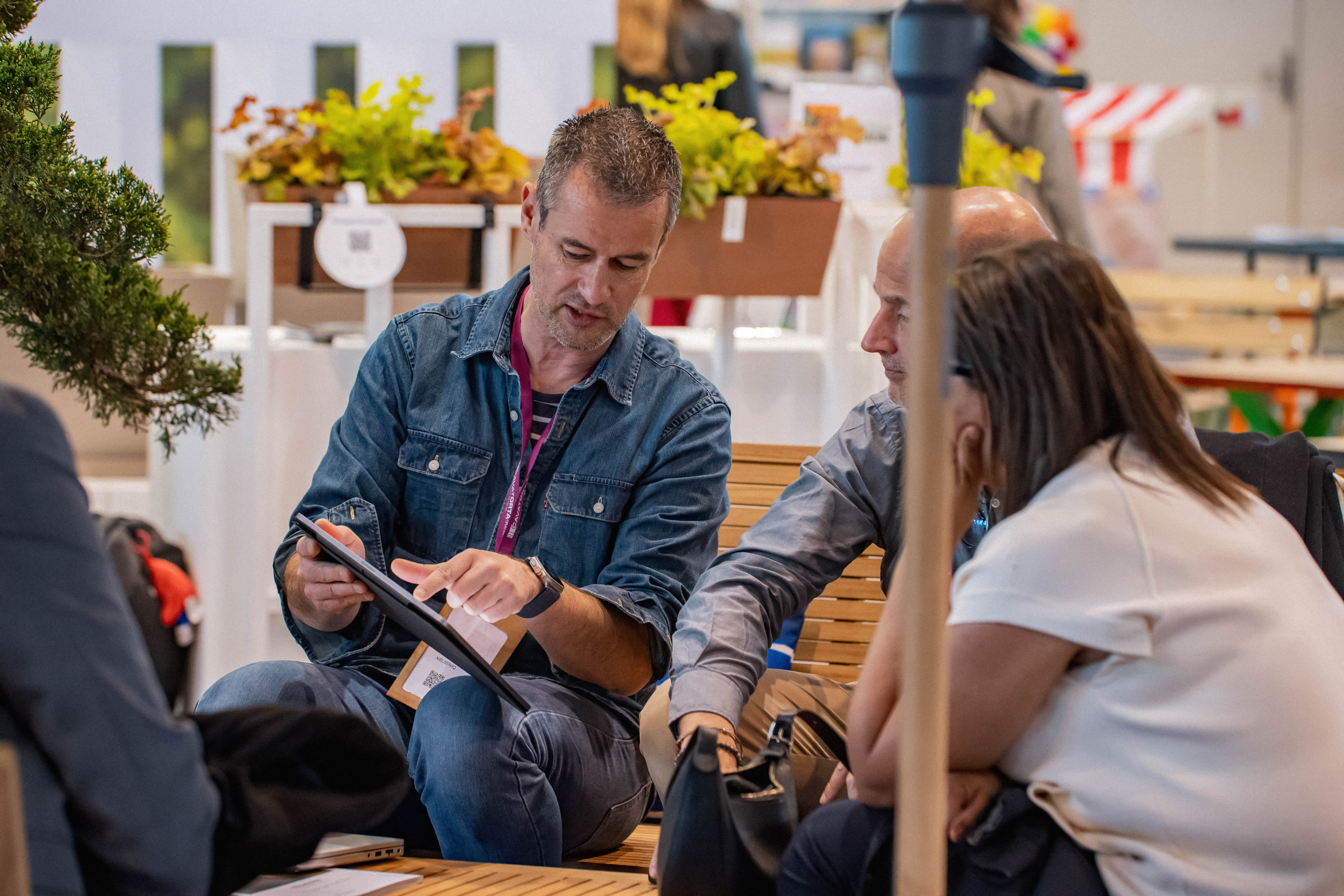 Acheteurs et exposants discutent