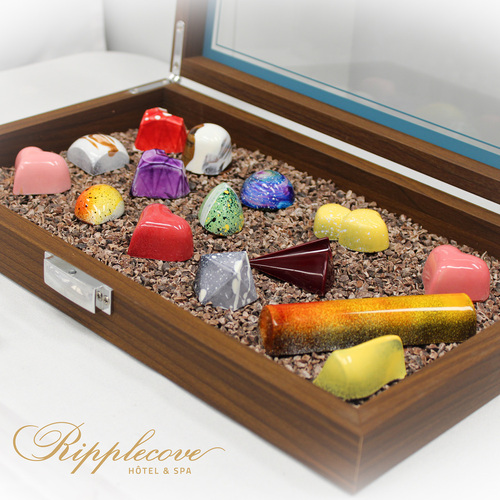 Goûtez. Devinez. Savourez. Nos chocolats signatures vous réservent une surprise.