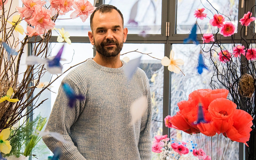 William Amor : l’homme qui métamorphose le plastique en fleurs