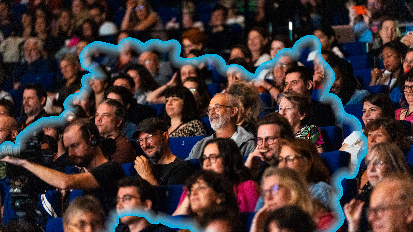 Un amphithéâtre remplis de personnes attentives