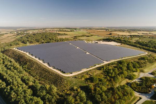 Discover the renewable energy production of a solar power plant in the heart of a metropolis