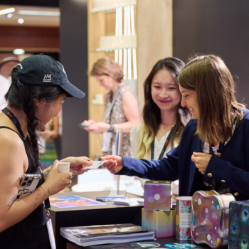 des exposants et visiteurs discutent 