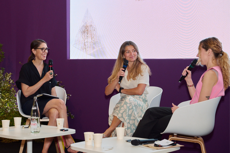 des intervenants qui parlent au micro en conférence