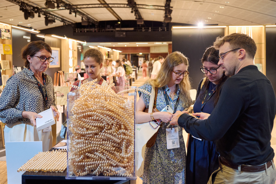 des personnes autour d'un stand qui discutent