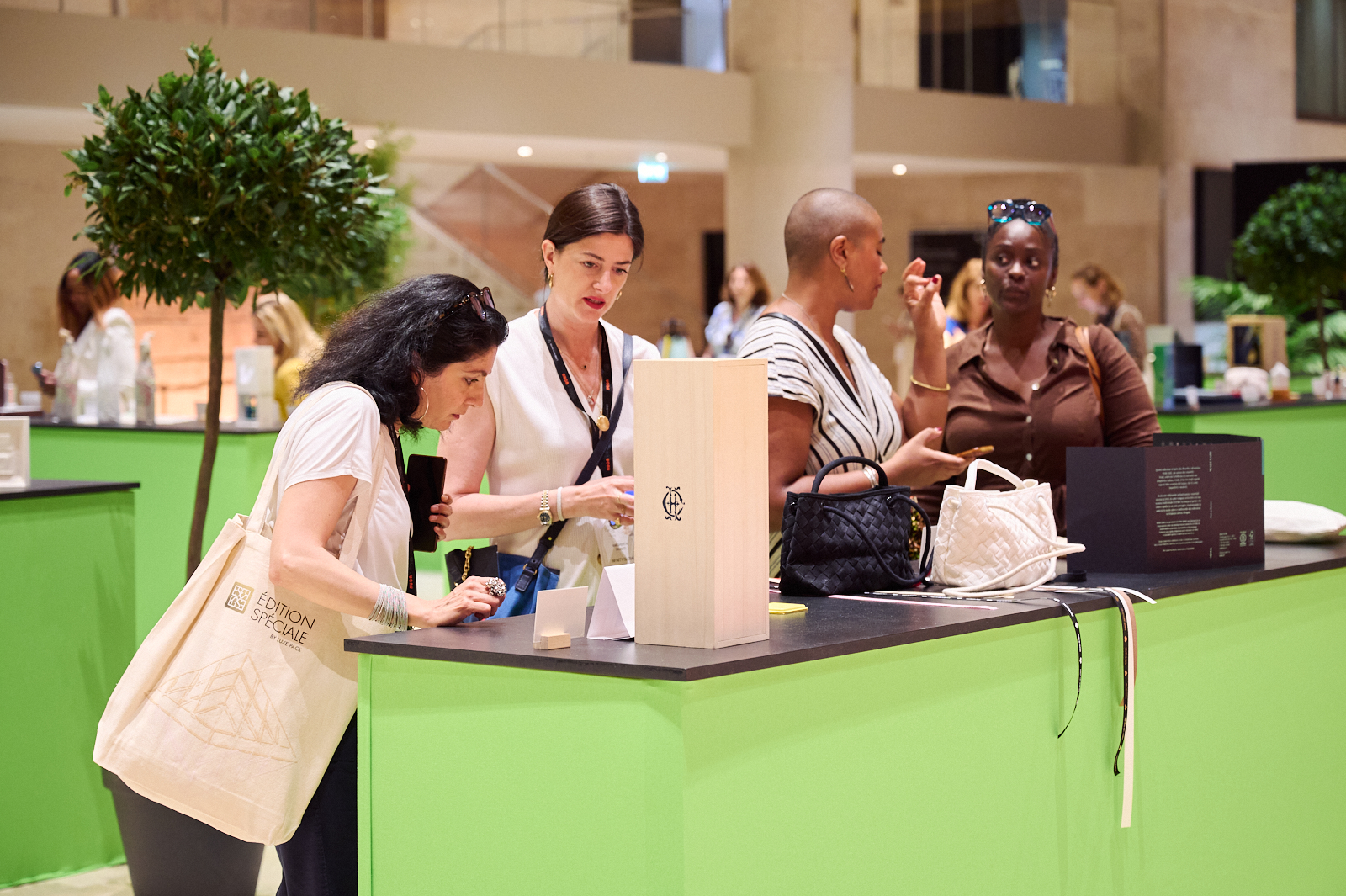 des personnes qui touchent des packagings et les observent sur une stèle